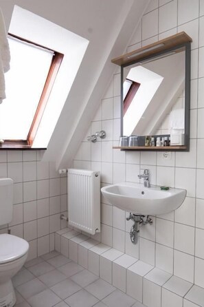 Een douche, een haardroger, handdoeken, zeep