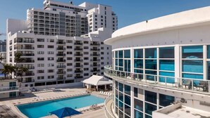 Ein Hotel mit Pool, Dachterrasse und Meerblick.