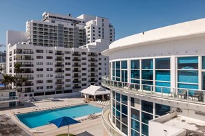 Ein Hotel mit Pool, Dachterrasse und Meerblick.