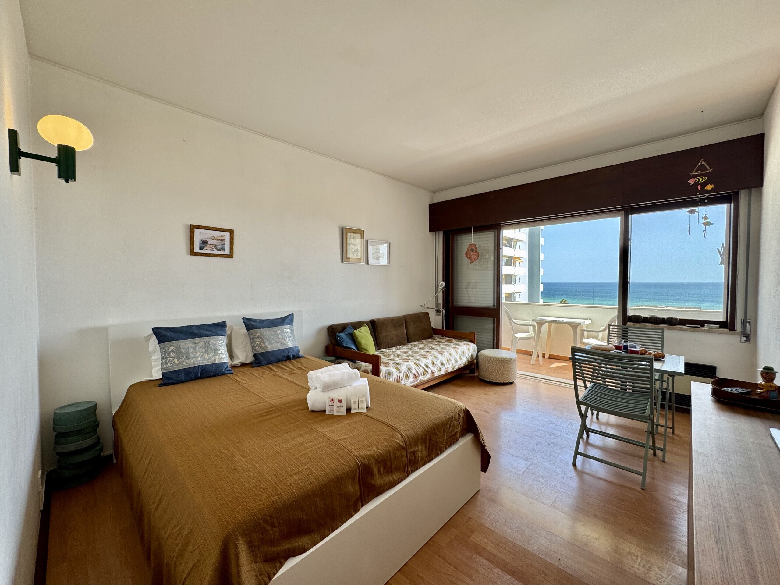 1 bedroom, bed sheets