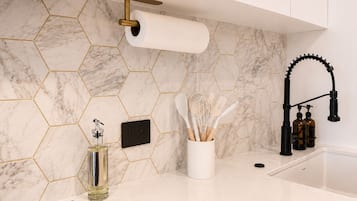 Haartrockner, Handtücher, Seife, Toilettenpapier