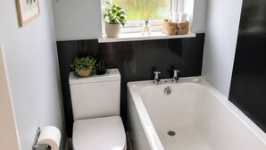 Ein Badezimmer mit Toilette, Waschbecken und Badewanne.