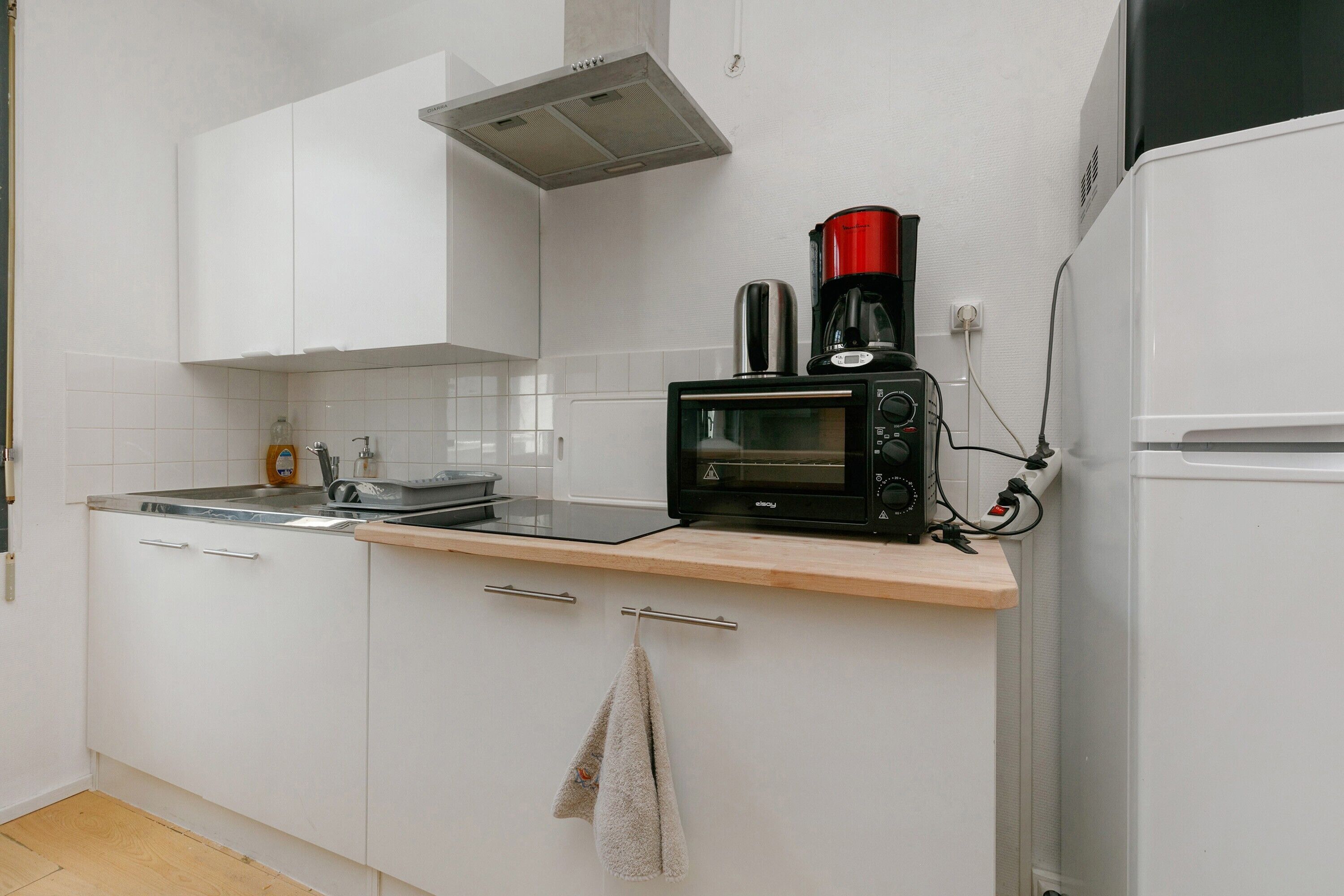 Kaffe- och tebryggare, kylskåp, mikrovågsugn och ugn