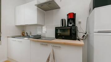 Kaffe- och tebryggare, kylskåp, mikrovågsugn och ugn