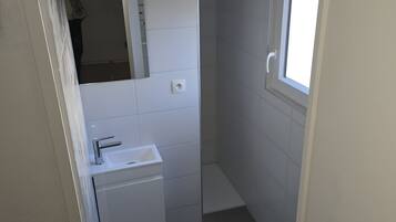 Dusj, hårføner og håndklær