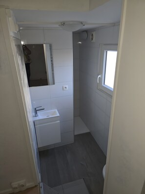 Douche, sèche-cheveux, serviettes fournies
