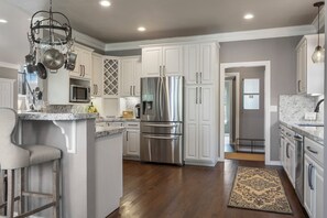 Private kitchen - Your Splendid Sanctuary awaits in this magical escape to the lake! (Sand Springs)