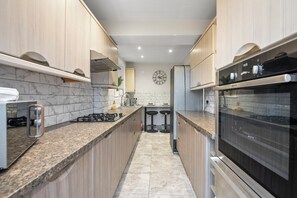 Dishwasher, cookware/dishes/utensils - Oxford City Stay Cooper House (Oxford)