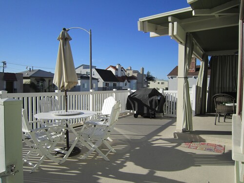 Charming 2-bedroom cottage steps to the Strand Hermosa Beach
