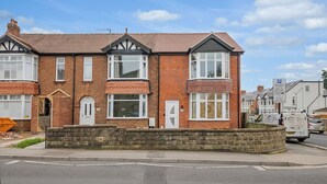A two-story residential building with a brick facade, multiple windows, and a stone wall in front. - Oxford City Stay Cowley House (Oxford)