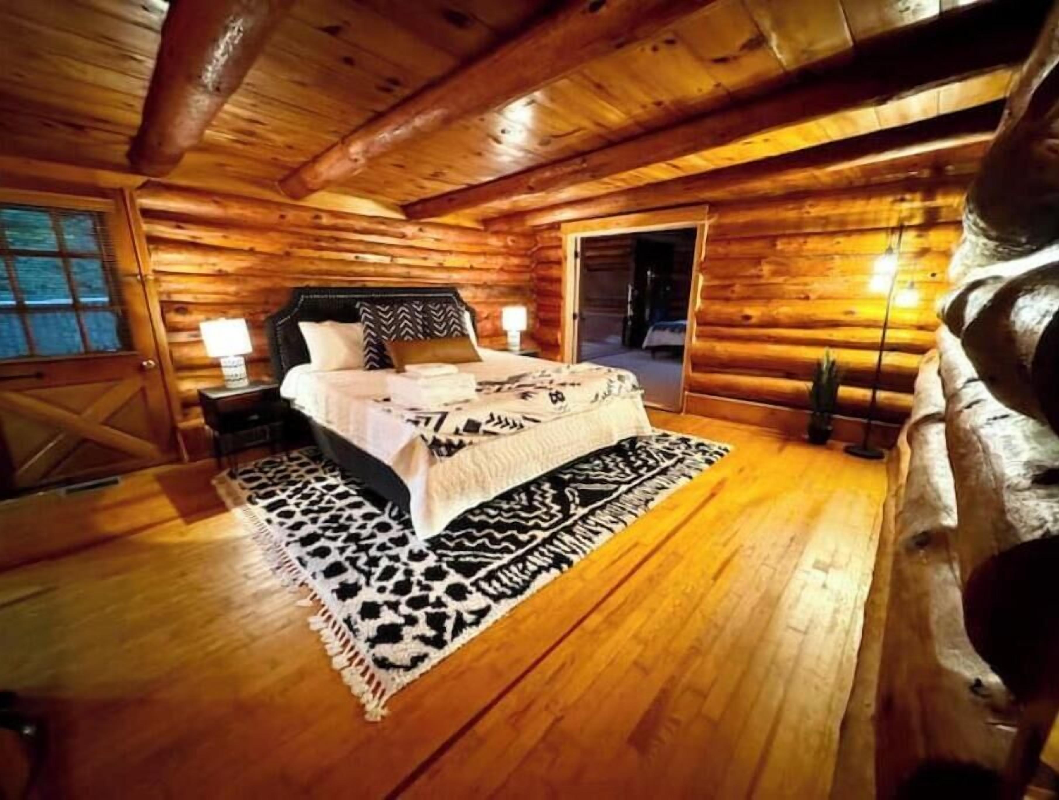 3 bedrooms, desk, WiFi (free), bed sheets