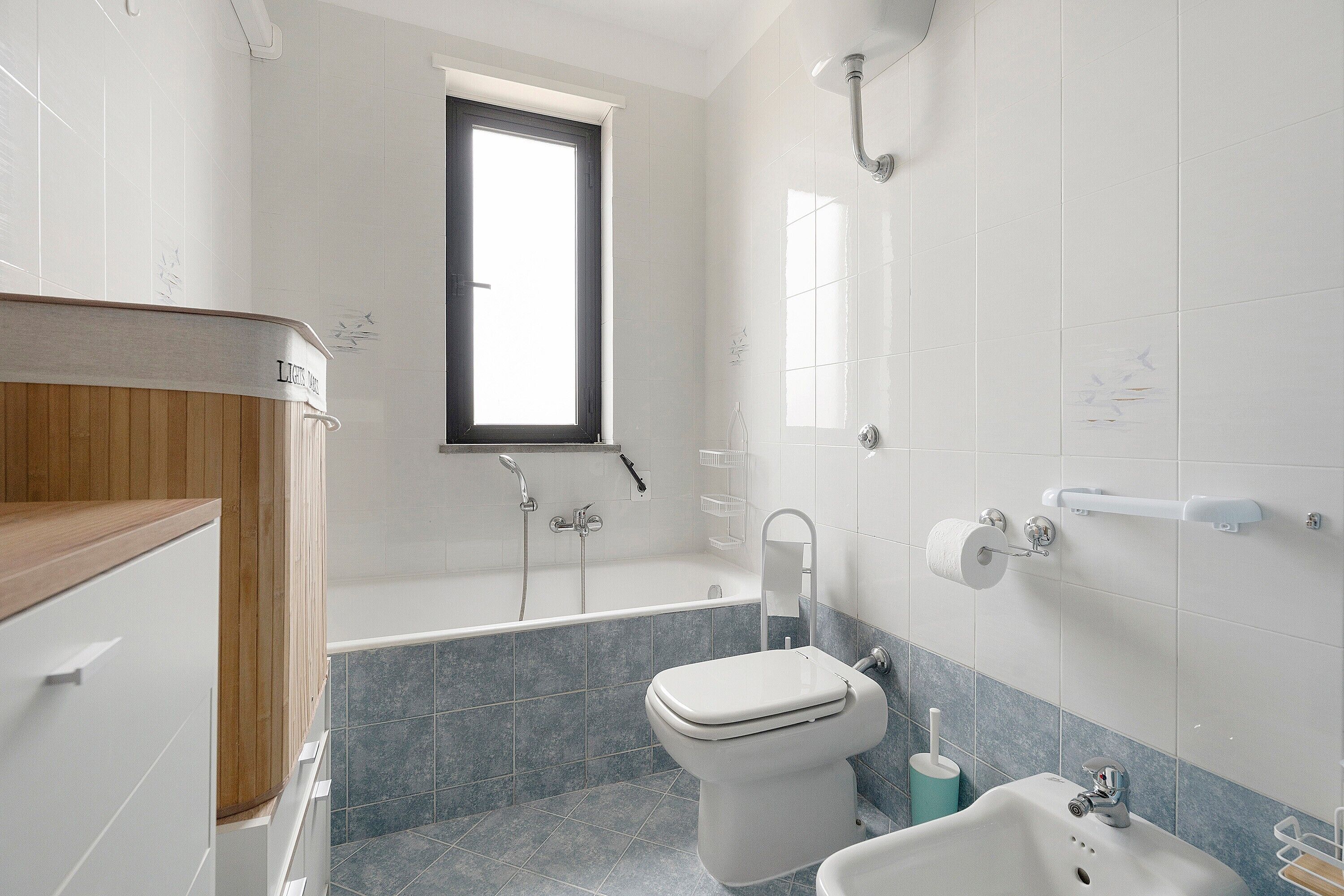 Ein modernes Badezimmer mit Badewanne, Toilette und Waschbecken.