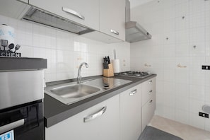 Macchina per tè/caffè, frigorifero, forno, piano cottura