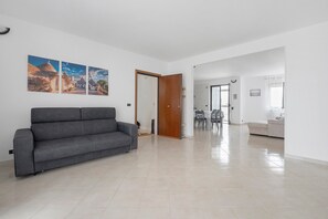 TV - Apartment 'Casa Di Anna' with Balcony, Wi-Fi and Air Conditioning (Polignano a Mare)