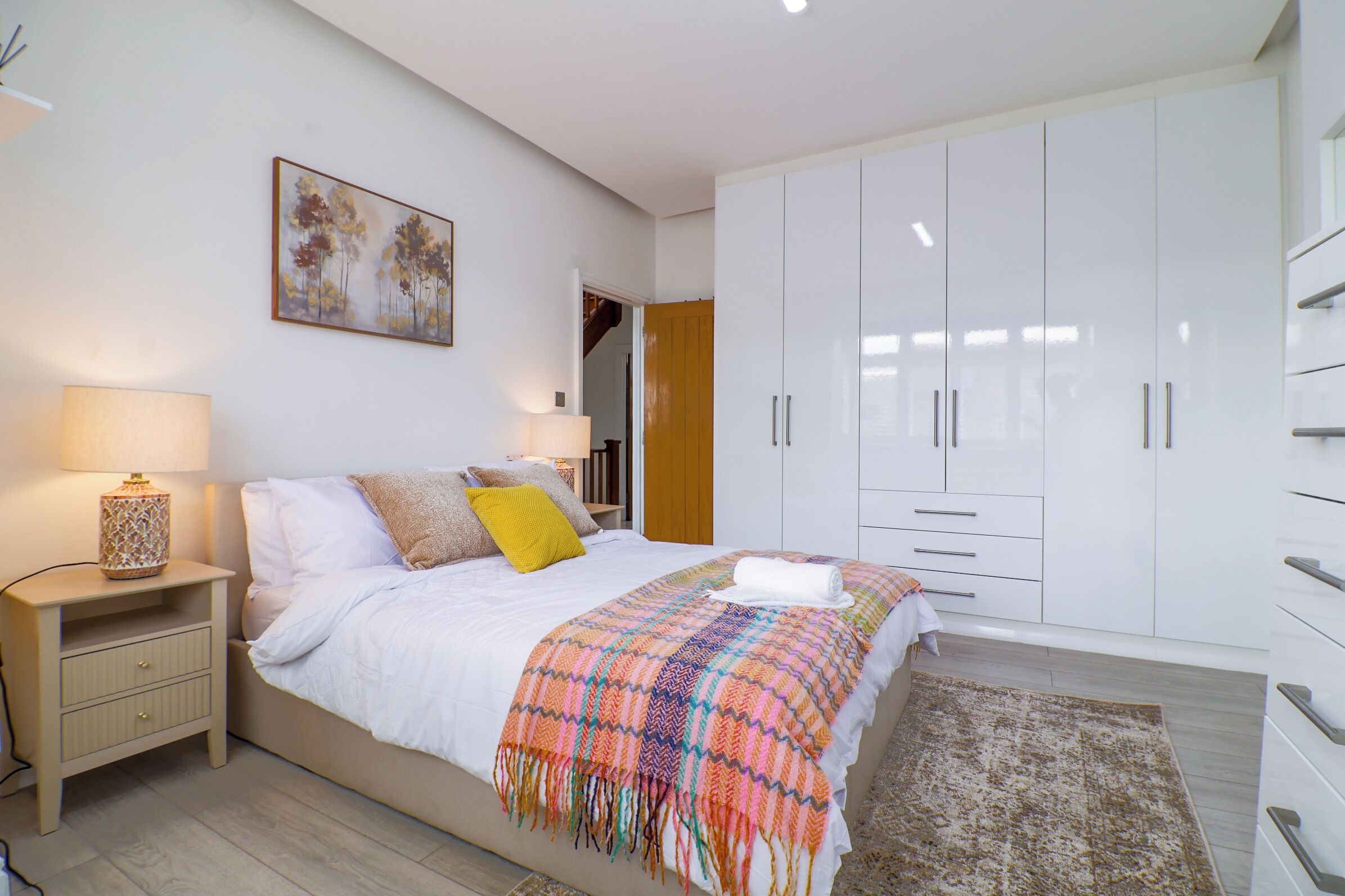 6 bedrooms, desk, iron/ironing board, travel crib