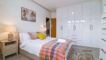 6 bedrooms, desk, iron/ironing board, travel cot