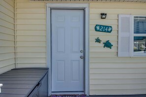 A house with a white door, a mailbox, and a house number sign. - 216 Pearl Cozy Pet Friendly Apartment near Beach (Fort Myers Beach)