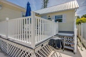 A single-story house with a white porch and a covered outdoor seating area. - 216 Pearl Cozy Pet Friendly Apartment near Beach (Fort Myers Beach)