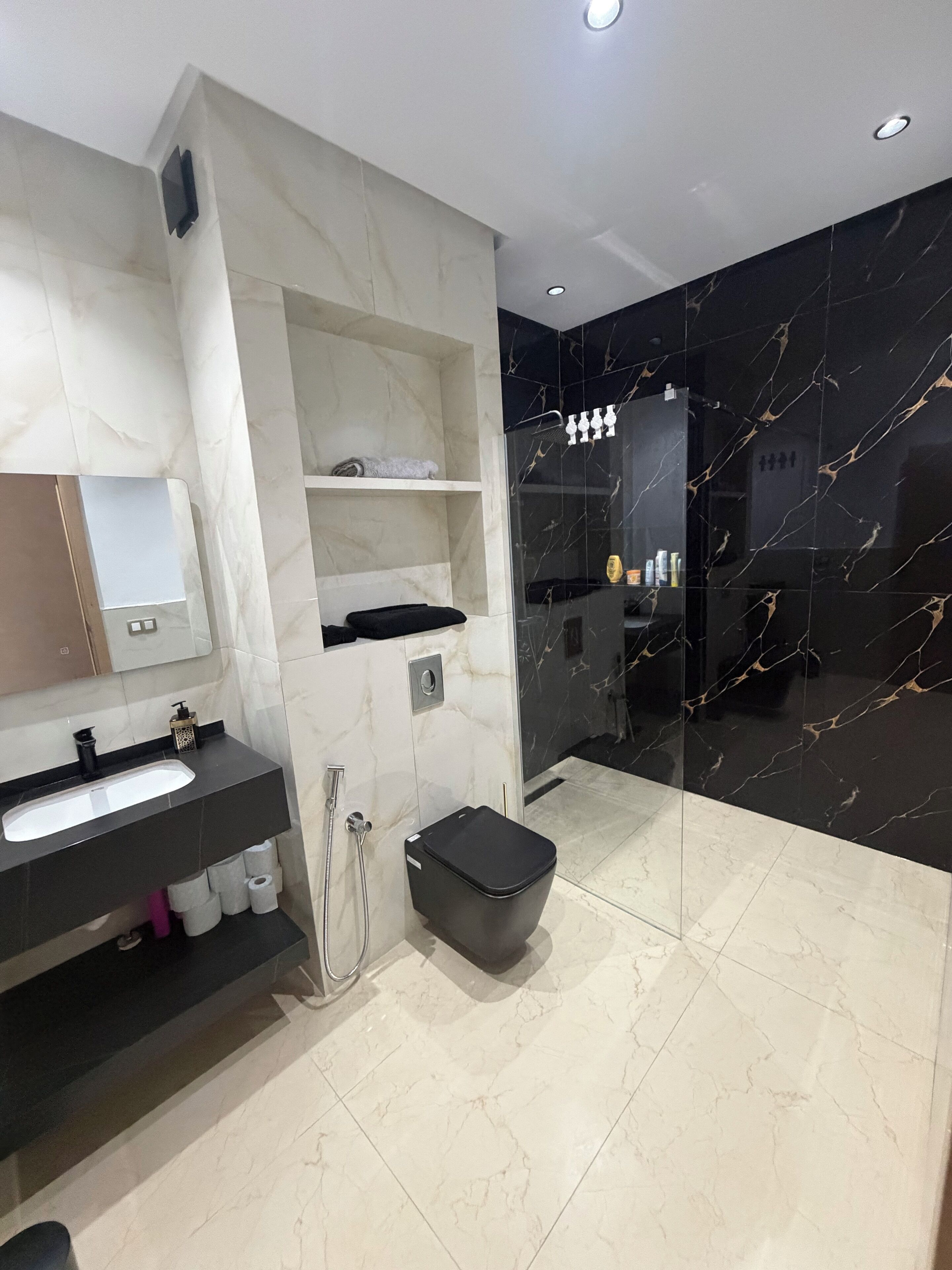 Regadera, toallas, papel de baño 