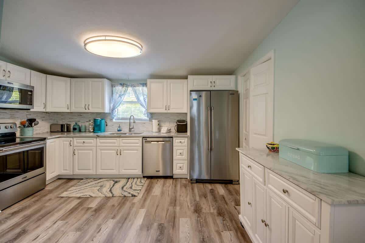 Coffee/tea maker, fridge, microwave, oven