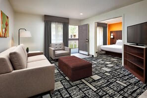 Room - Outdoor Pool | Breakfast Included | Make Every Day an Orange County Adventure (Orange)