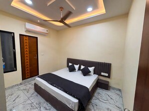 Desk, laptop workspace, free WiFi - Hotel Vaibhav Palace (Ujjain)