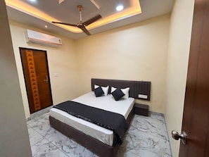 Desk, laptop workspace, free WiFi - Hotel Vaibhav Palace (Ujjain)