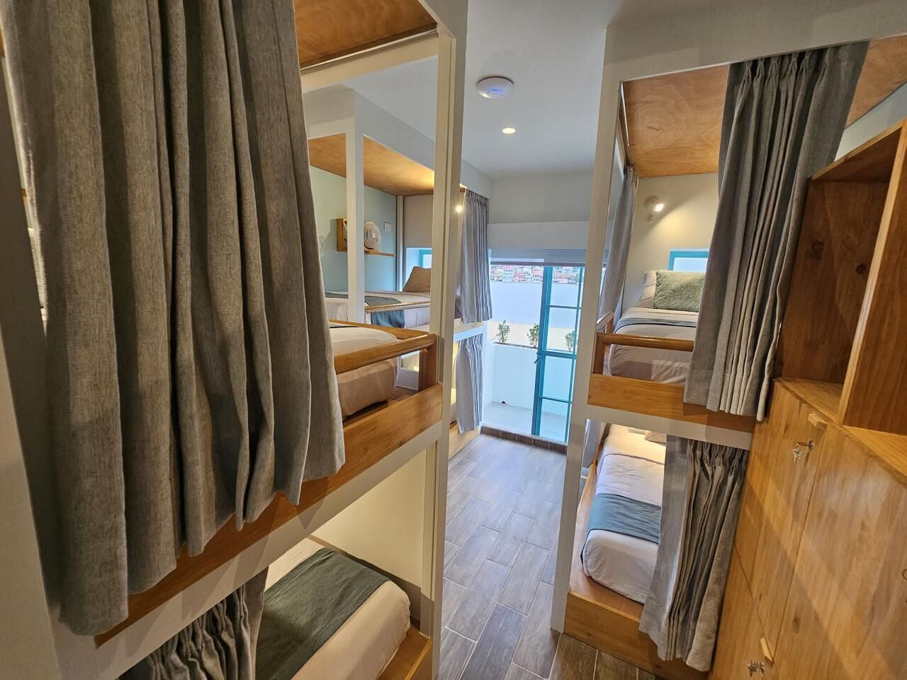 7 habitaciones, internet y ropa de cama 