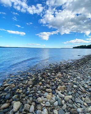 Beach nearby - 6 Private Cabins for Groups + Sauna + Walk to Sandy Point Beach (Stockton Springs)