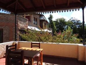 Standard Quadruple Room | Outdoor dining - Hostal Las Golondrinas (TANTI)