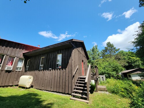 Cozy stay at Haliburton Forest. Trails, Wolf Centre, Canopy Tour, 100 lakes!