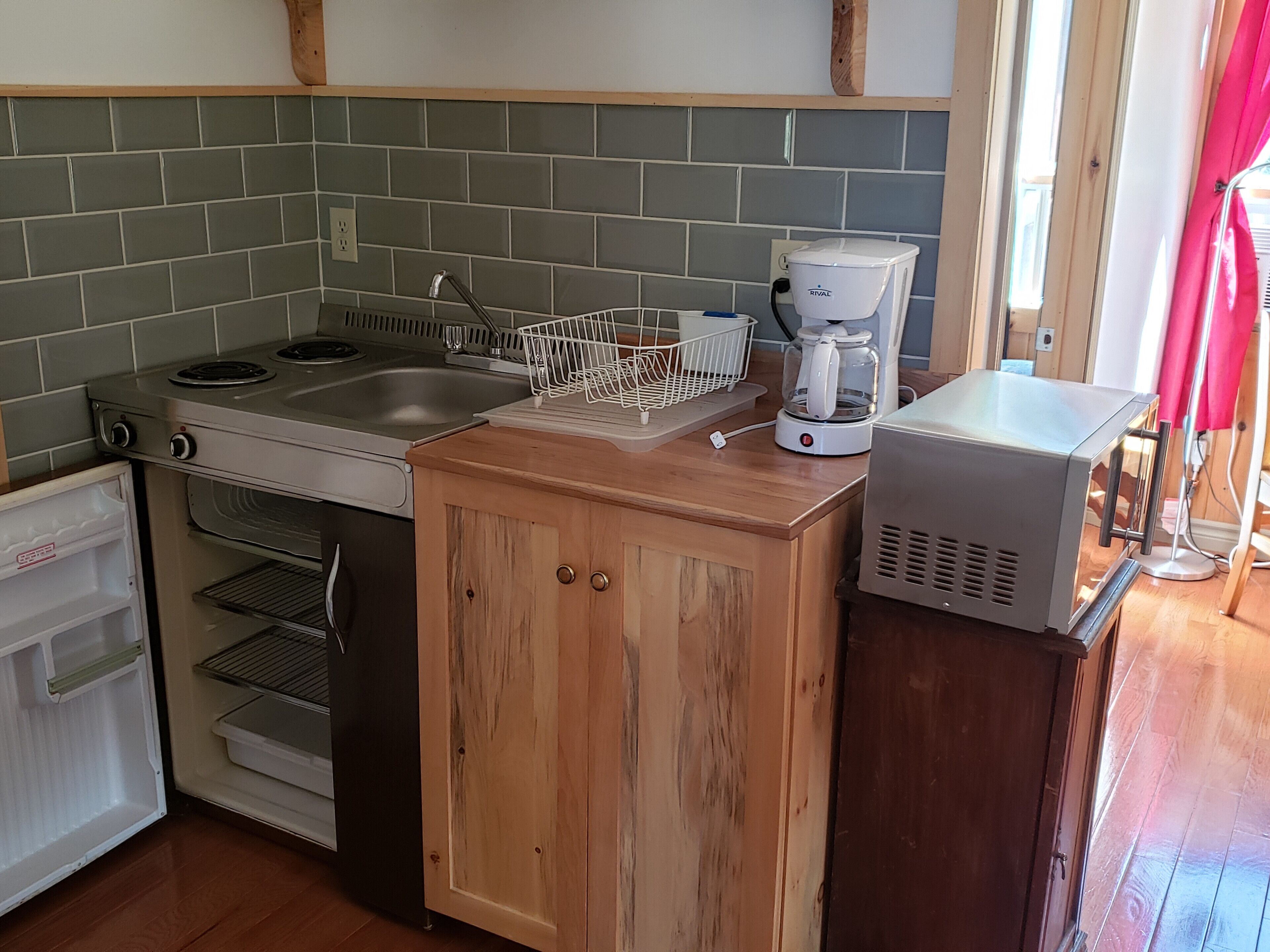 Cafetière/bouilloire, réfrigérateur, micro-ondes, plaque de cuisson