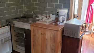 Cafetière/bouilloire, réfrigérateur, micro-ondes, plaque de cuisson
