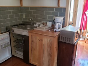Cafetera y tetera, refrigerador, microondas y parrilla de estufa