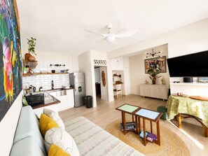 Ein modernes Apartment mit Küche, Essbereich und Wohnzimmer.
