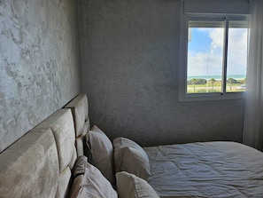 2 habitaciones, tabla de planchar con plancha, internet y ropa de cama