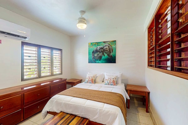 3 habitaciones, escritorio y tabla de planchar con plancha 