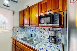 Cafetera y tetera, refrigerador, microondas y parrilla de estufa 