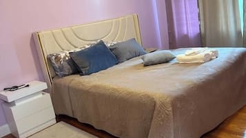 Iron/ironing board, WiFi, bed sheets