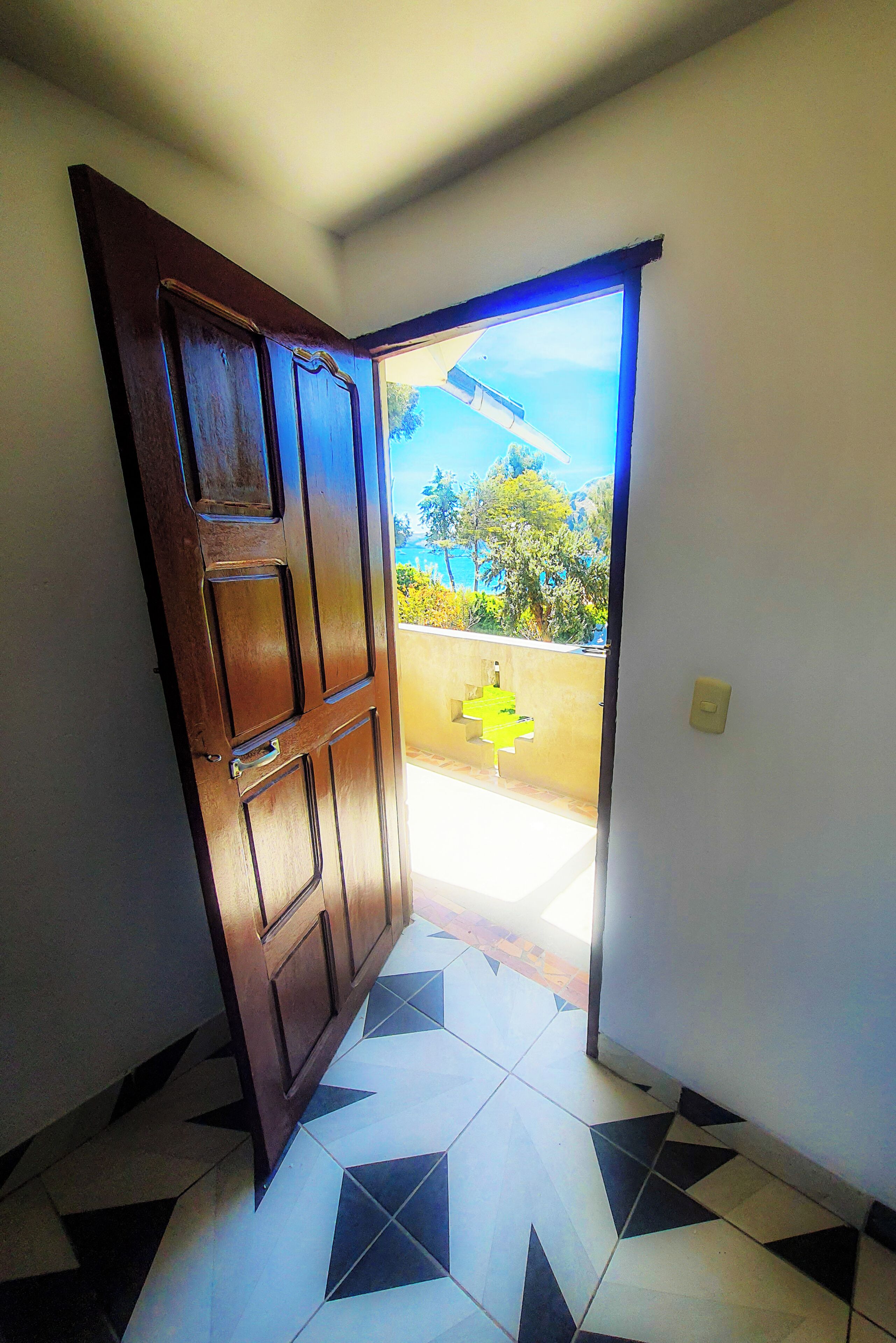 Habitación triple básica, vista al lago | Interior