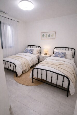 3 bedrooms, iron/ironing board, internet, bed sheets