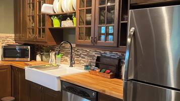 Coffee/tea maker, fridge, microwave, oven