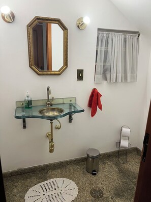 Shower, hair dryer, towels, soap - Vrbo Property (São Paulo)