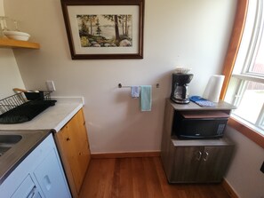 Coffee/tea maker, fridge, microwave, stovetop