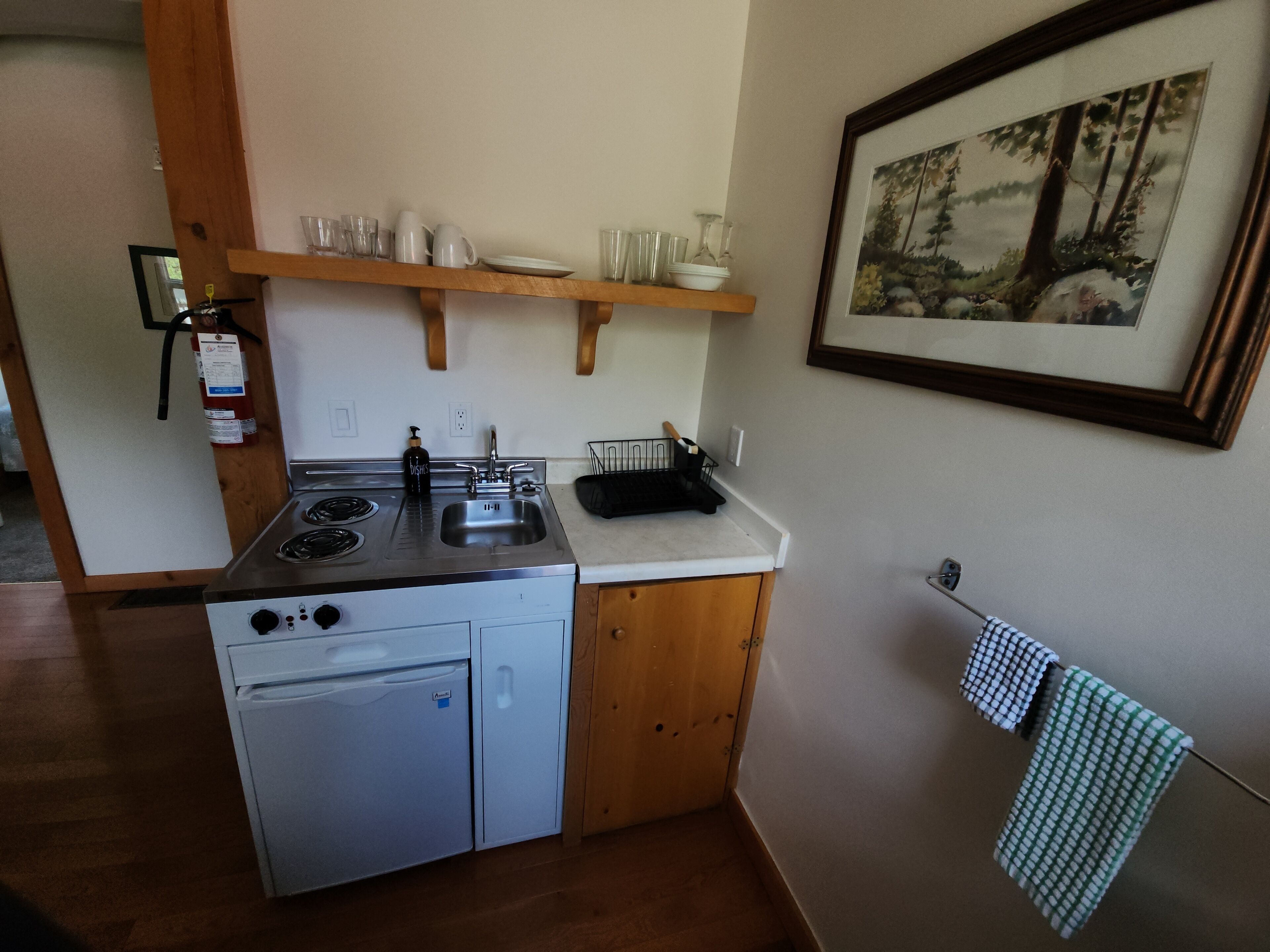 Coffee/tea maker, fridge, microwave, stovetop