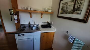 Coffee/tea maker, fridge, microwave, stovetop