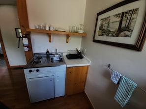 Cafetera y tetera, refrigerador, microondas y parrilla de estufa 