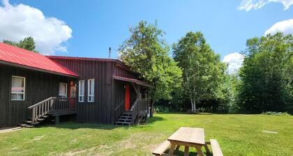 Cozy stay at Haliburton Forest. Trails, Wolf Centre, Canopy Tour, 100 lakes!