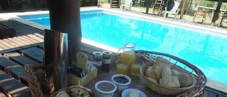 Bungalow familiar, patio, vistas al jardín | Piscina | Una piscina al aire libre