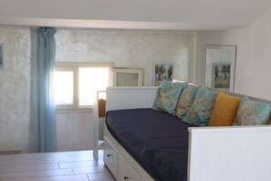 A bedroom with a bed, a window, and a door. - Gloria (Lucugnano)